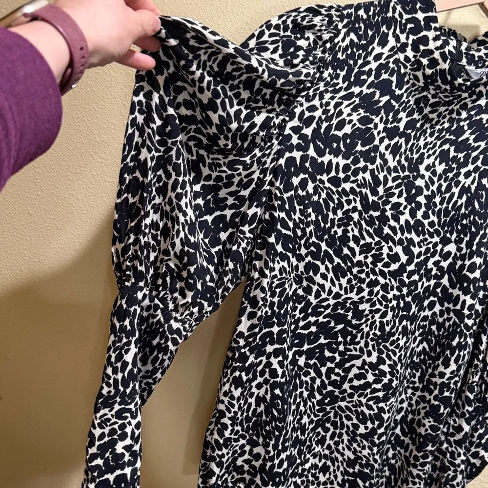 Zara black and cream animal print puff sleeve mock neck blouse Size Small